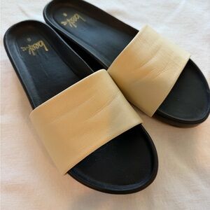 beek Gallito Flat Sandal Eggshell & White Size 8